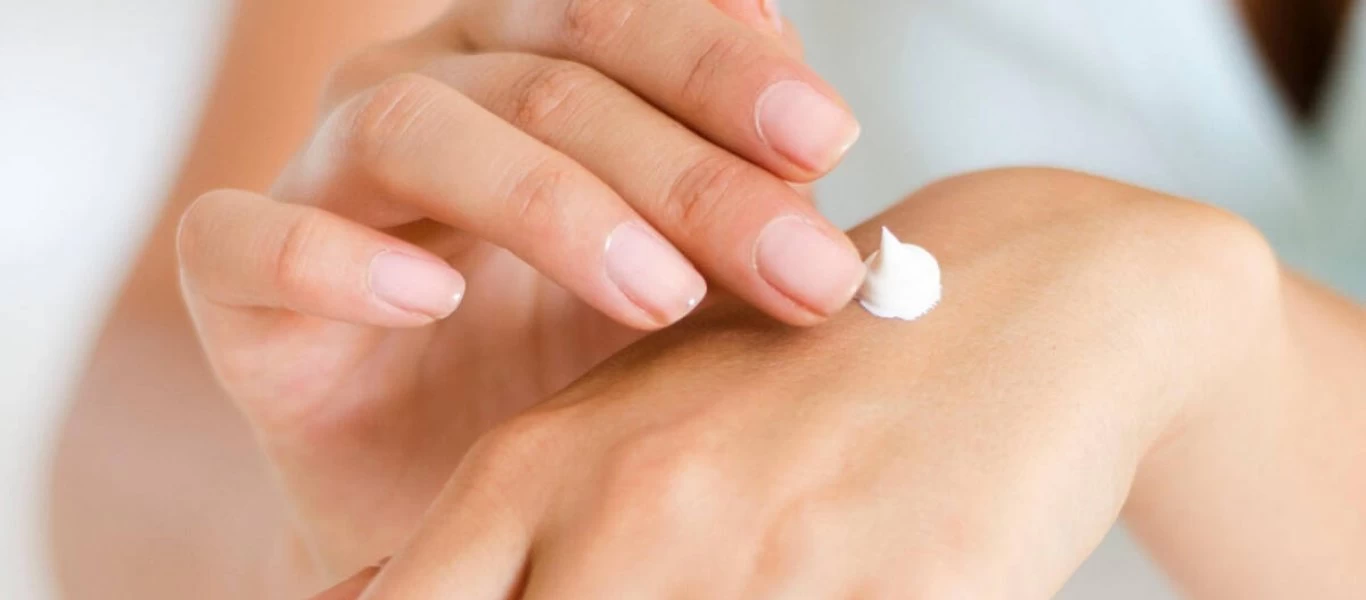 Όλα όσα πρέπει να γνωρίζετε για το δέρμα που «σκάει» - Δείτε πως να το αντιμετωπίσετε